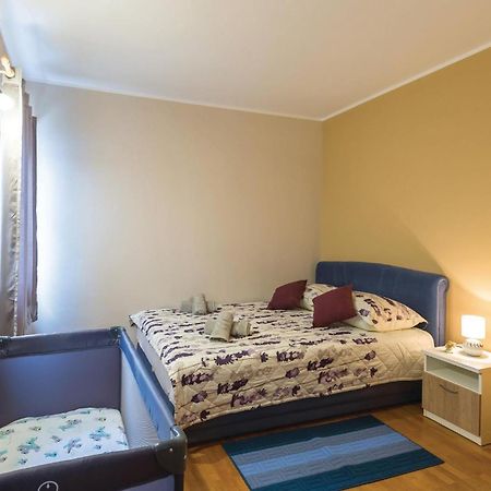 Stunning Apartment In Makarska With Kitchen Bagian luar foto