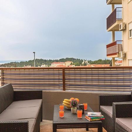 Stunning Apartment In Makarska With Kitchen Bagian luar foto