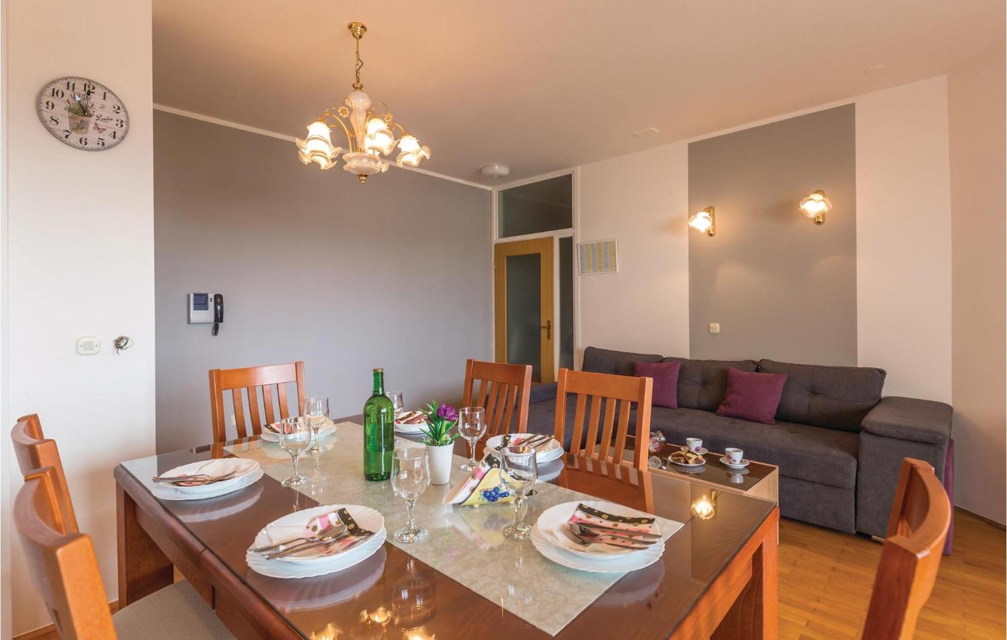 Stunning Apartment In Makarska With Kitchen Bagian luar foto