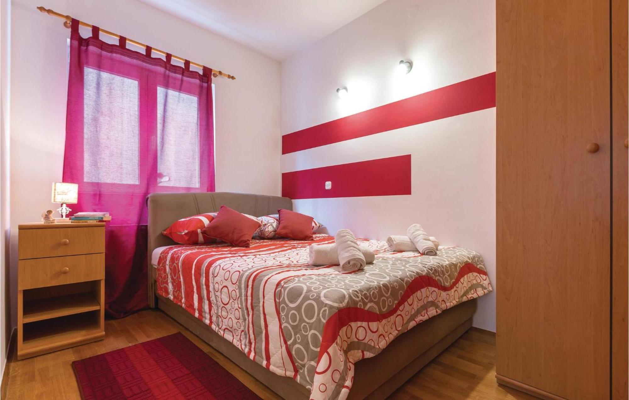 Stunning Apartment In Makarska With Kitchen Bagian luar foto
