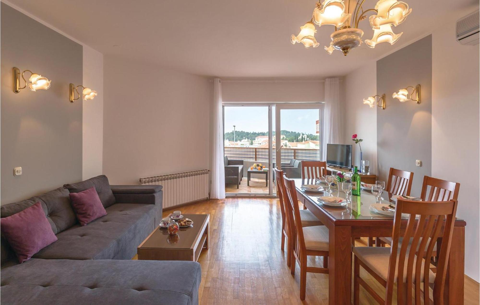 Stunning Apartment In Makarska With Kitchen Bagian luar foto