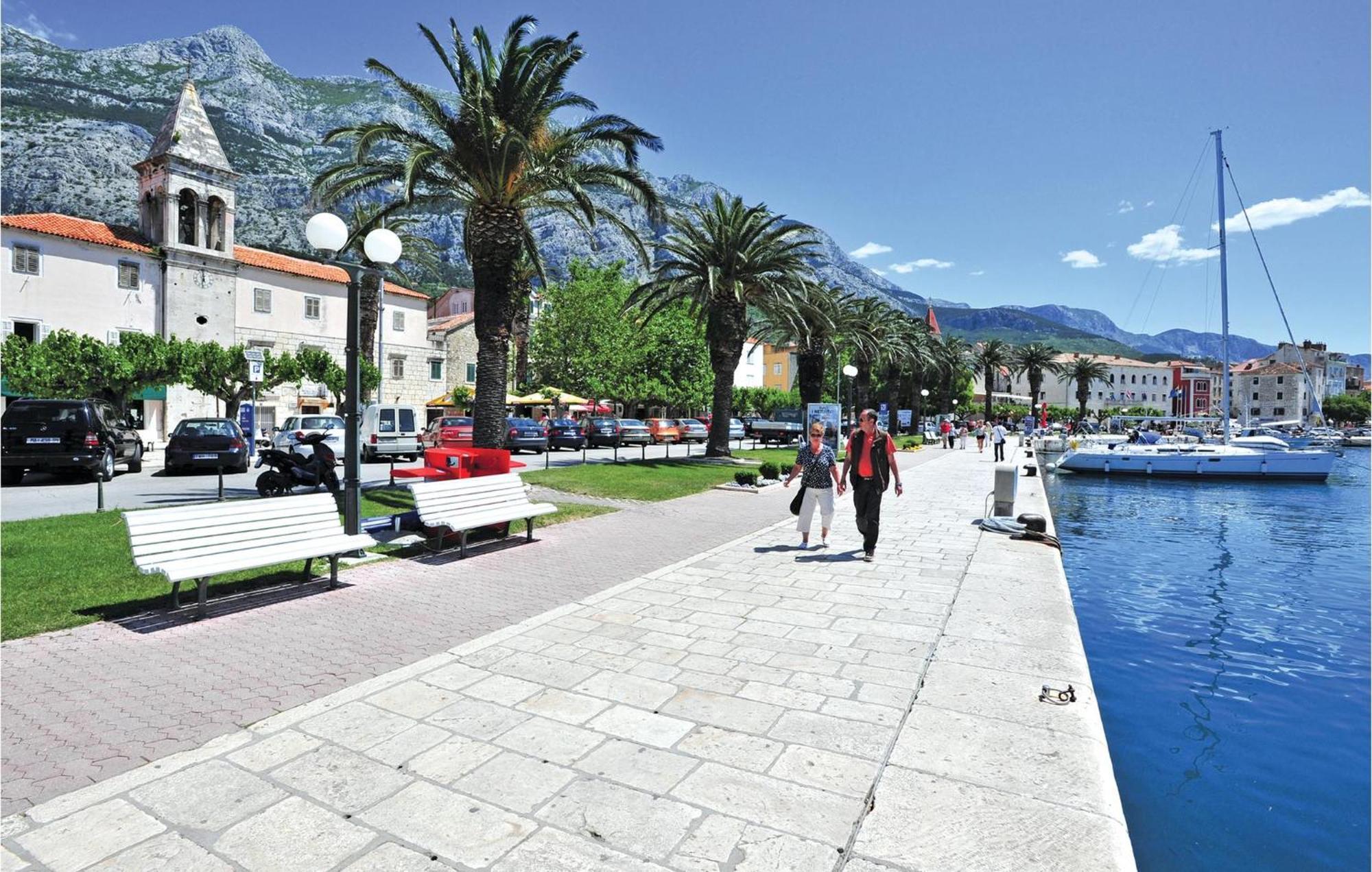 Stunning Apartment In Makarska With Kitchen Bagian luar foto