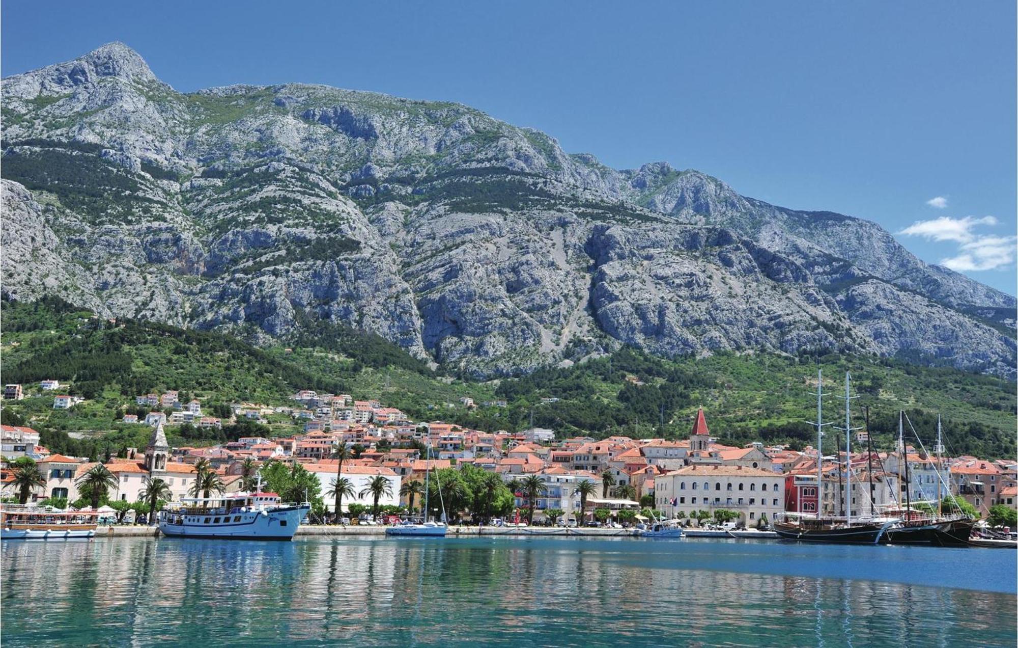 Stunning Apartment In Makarska With Kitchen Bagian luar foto